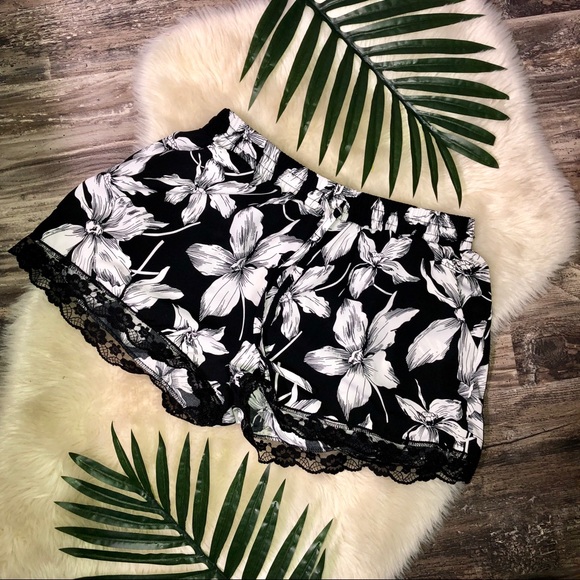 mine Pants - - Mine floral print jaw string shorts with lace
